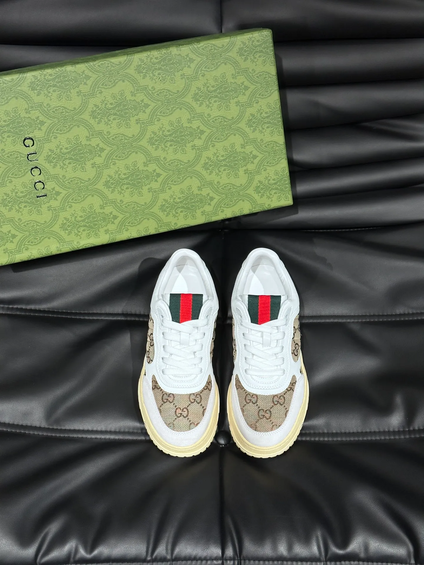 Men's shoes 💰p520 "GUCC*" Re-Web series 👫 Couple style webbed leather sneakers, as the first sneakers created by Sabato De Sarno for Gucci, the Re-Web series reinterprets the brand's classic stripes, and sets off the modern silhouette design with bold and unique details. This shoe is crafted from iconic classic GG canvas and white leather. This new sneaker is ingeniously decorated with many of the brand's classic details, and is equipped with a bright red and green webbing tongue, which will make people fall in love at first sight. Size: 35-44 (45, 46 customized)